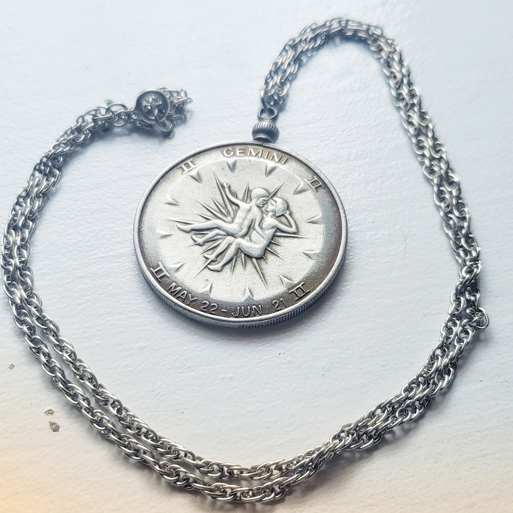 1970s Gemini silvertone vintage pendant necklace - Picture 4 of 4